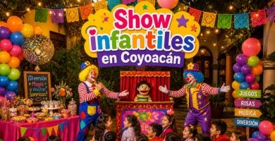 Fiesta infantil colorida en un jardín o salón de eventos, con decoración de globos, guirnaldas y mesa de dulces. Al fondo, dos payasos animan un show de títeres frente a un grupo de niños sentados y riendo. En la parte superior destaca un letrero grande y llamativo que dice “Show infantiles en Coyoacán”. Iluminación cálida y ambiente festivo, estilo profesional y alta calidad.
